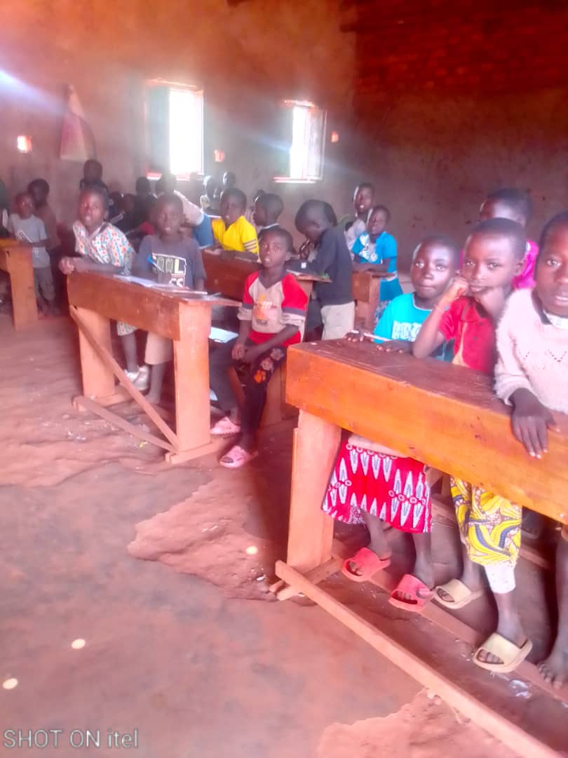credej14burundi's tweet photo. #Burundi #Education Le problème du manque de bancs-pupitres dans les écoles continue de contredire la promesse du @MENRS4  de parvenir à "#zéroenfantmalassis".
À l’ECOFO Rongero, commune Rutana, dans certaines classes, les élèves s’assoient par terre, comme en maternelle ou en 1ière année. Dans d’autres, ils suivent les cours debout, faute de places assises suffisantes, car les bancs disponibles ne couvrent pas l’effectif @UEauBurundi @DefendDefenders @iwacuinfo @RTVRenaissance @radio_rpa @radiopeacefm @NkunzimanaJe @bikjo