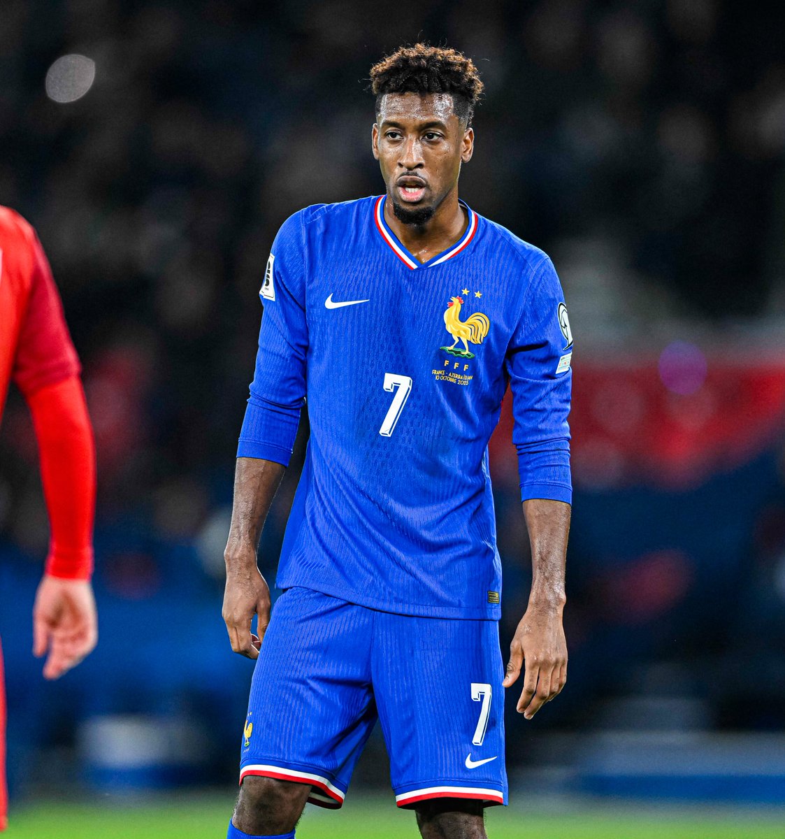 _BeFootball's tweet photo. « 𝗘̂𝗧𝗥𝗘 𝗟𝗔̀, 𝗖̧𝗔 𝗡𝗘 𝗖𝗛𝗔𝗡𝗚𝗘 𝗣𝗔𝗦 𝗠𝗔 𝗩𝗜𝗘. » 🥶🥶

Kingsley Coman 🇫🇷 préfère ne pas participer à une grande compétition avec les Bleus, plutôt que de cirer le banc :

𝗝𝗢𝗨𝗥𝗡𝗔𝗟𝗜𝗦𝗧𝗘 🎙️: « Se dit-on pendant l’Euro : "Franchement, je serais mieux avec ma femme et mes enfants" ? »

𝗖𝗢𝗠𝗔𝗡 🇫🇷 : « 𝗤𝗨𝗔𝗡𝗗 𝗢𝗡 𝗡𝗘 𝗝𝗢𝗨𝗘 𝗣𝗔𝗦, 𝗢𝗨𝗜 oui. De l'extérieur, on peut se dire qu'être là, c'est déjà énorme. 

Mais quand c'est ton premier Euro, que tu es jeune, ce n'est pas pareil. 𝗟𝗮̀, 𝗰'𝗲́𝘁𝗮𝗶𝘁 𝗺𝗼𝗻 𝘁𝗿𝗼𝗶𝘀𝗶𝗲̀𝗺𝗲. 𝗝'𝗮𝗶 𝗱𝗲́𝗷𝗮̀ 𝘃𝗲́𝗰𝘂 𝗹'𝗲𝘅𝗽𝗲́𝗿𝗶𝗲𝗻𝗰𝗲, 𝗷'𝗮𝗶 𝗷𝗼𝘂𝗲́ 𝘂𝗻𝗲 𝗳𝗶𝗻𝗮𝗹𝗲 𝗱'𝗘𝘂𝗿𝗼. 

𝗗𝗢𝗡𝗖 𝗘̂𝗧𝗥𝗘 𝗟𝗔̀ 𝗖̧𝗔 𝗡𝗘 𝗖𝗛𝗔𝗡𝗚𝗘 𝗣𝗔𝗦 𝗠𝗔 𝗩𝗜𝗘. Ce n'est pas nouveau. On aspire à avoir un rôle plus important (…

𝗝𝗲 𝗽𝗿𝗲́𝗳𝗲̀𝗿𝗲 𝗺𝗲̂𝗺𝗲 𝗻𝗲 𝗽𝗮𝘀 𝗳𝗮𝗶𝗿𝗲 𝘂𝗻𝗲 𝗖𝗼𝘂𝗽𝗲 𝗱𝘂 𝗺𝗼𝗻𝗱𝗲 𝗽𝗼𝘂𝗿 𝗹𝗮𝗶𝘀𝘀𝗲𝗿 𝗹𝗮 𝗽𝗹𝗮𝗰𝗲 𝗮̀ 𝘂𝗻 𝗷𝗲𝘂𝗻𝗲 𝘀𝗶 𝗰'𝗲𝘀𝘁 𝗽𝗼𝘂𝗿 𝘃𝗲𝗻𝗶𝗿 𝗲𝘁 𝗻𝗲 𝗿𝗶𝗲𝗻 𝗳𝗮𝗶𝗿𝗲. »

(@lequipe)
