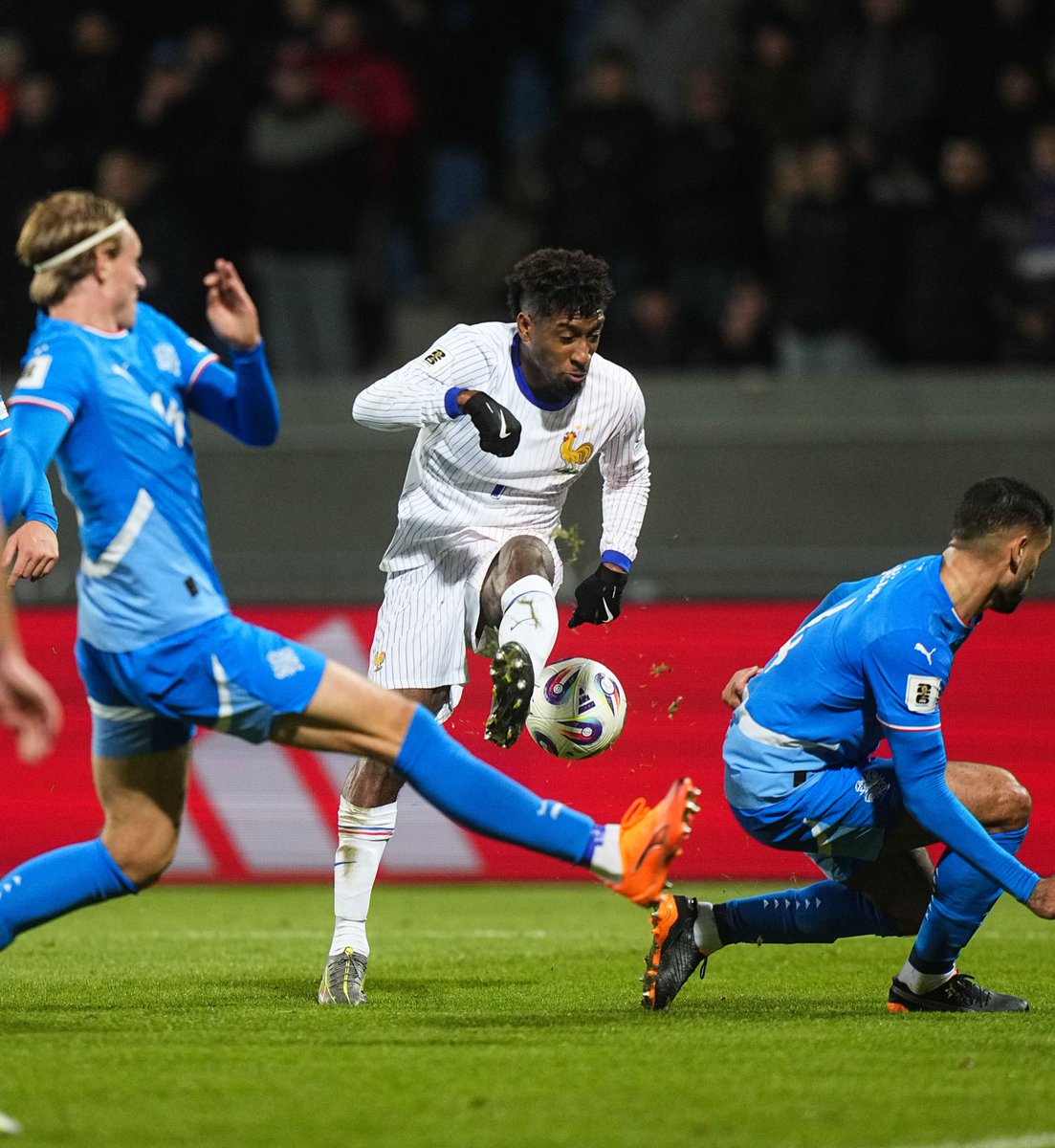 _BeFootball's tweet photo. « 𝗘̂𝗧𝗥𝗘 𝗟𝗔̀, 𝗖̧𝗔 𝗡𝗘 𝗖𝗛𝗔𝗡𝗚𝗘 𝗣𝗔𝗦 𝗠𝗔 𝗩𝗜𝗘. » 🥶🥶

Kingsley Coman 🇫🇷 préfère ne pas participer à une grande compétition avec les Bleus, plutôt que de cirer le banc :

𝗝𝗢𝗨𝗥𝗡𝗔𝗟𝗜𝗦𝗧𝗘 🎙️: « Se dit-on pendant l’Euro : "Franchement, je serais mieux avec ma femme et mes enfants" ? »

𝗖𝗢𝗠𝗔𝗡 🇫🇷 : « 𝗤𝗨𝗔𝗡𝗗 𝗢𝗡 𝗡𝗘 𝗝𝗢𝗨𝗘 𝗣𝗔𝗦, 𝗢𝗨𝗜 oui. De l'extérieur, on peut se dire qu'être là, c'est déjà énorme. 

Mais quand c'est ton premier Euro, que tu es jeune, ce n'est pas pareil. 𝗟𝗮̀, 𝗰'𝗲́𝘁𝗮𝗶𝘁 𝗺𝗼𝗻 𝘁𝗿𝗼𝗶𝘀𝗶𝗲̀𝗺𝗲. 𝗝'𝗮𝗶 𝗱𝗲́𝗷𝗮̀ 𝘃𝗲́𝗰𝘂 𝗹'𝗲𝘅𝗽𝗲́𝗿𝗶𝗲𝗻𝗰𝗲, 𝗷'𝗮𝗶 𝗷𝗼𝘂𝗲́ 𝘂𝗻𝗲 𝗳𝗶𝗻𝗮𝗹𝗲 𝗱'𝗘𝘂𝗿𝗼. 

𝗗𝗢𝗡𝗖 𝗘̂𝗧𝗥𝗘 𝗟𝗔̀ 𝗖̧𝗔 𝗡𝗘 𝗖𝗛𝗔𝗡𝗚𝗘 𝗣𝗔𝗦 𝗠𝗔 𝗩𝗜𝗘. Ce n'est pas nouveau. On aspire à avoir un rôle plus important (…

𝗝𝗲 𝗽𝗿𝗲́𝗳𝗲̀𝗿𝗲 𝗺𝗲̂𝗺𝗲 𝗻𝗲 𝗽𝗮𝘀 𝗳𝗮𝗶𝗿𝗲 𝘂𝗻𝗲 𝗖𝗼𝘂𝗽𝗲 𝗱𝘂 𝗺𝗼𝗻𝗱𝗲 𝗽𝗼𝘂𝗿 𝗹𝗮𝗶𝘀𝘀𝗲𝗿 𝗹𝗮 𝗽𝗹𝗮𝗰𝗲 𝗮̀ 𝘂𝗻 𝗷𝗲𝘂𝗻𝗲 𝘀𝗶 𝗰'𝗲𝘀𝘁 𝗽𝗼𝘂𝗿 𝘃𝗲𝗻𝗶𝗿 𝗲𝘁 𝗻𝗲 𝗿𝗶𝗲𝗻 𝗳𝗮𝗶𝗿𝗲. »

(@lequipe)