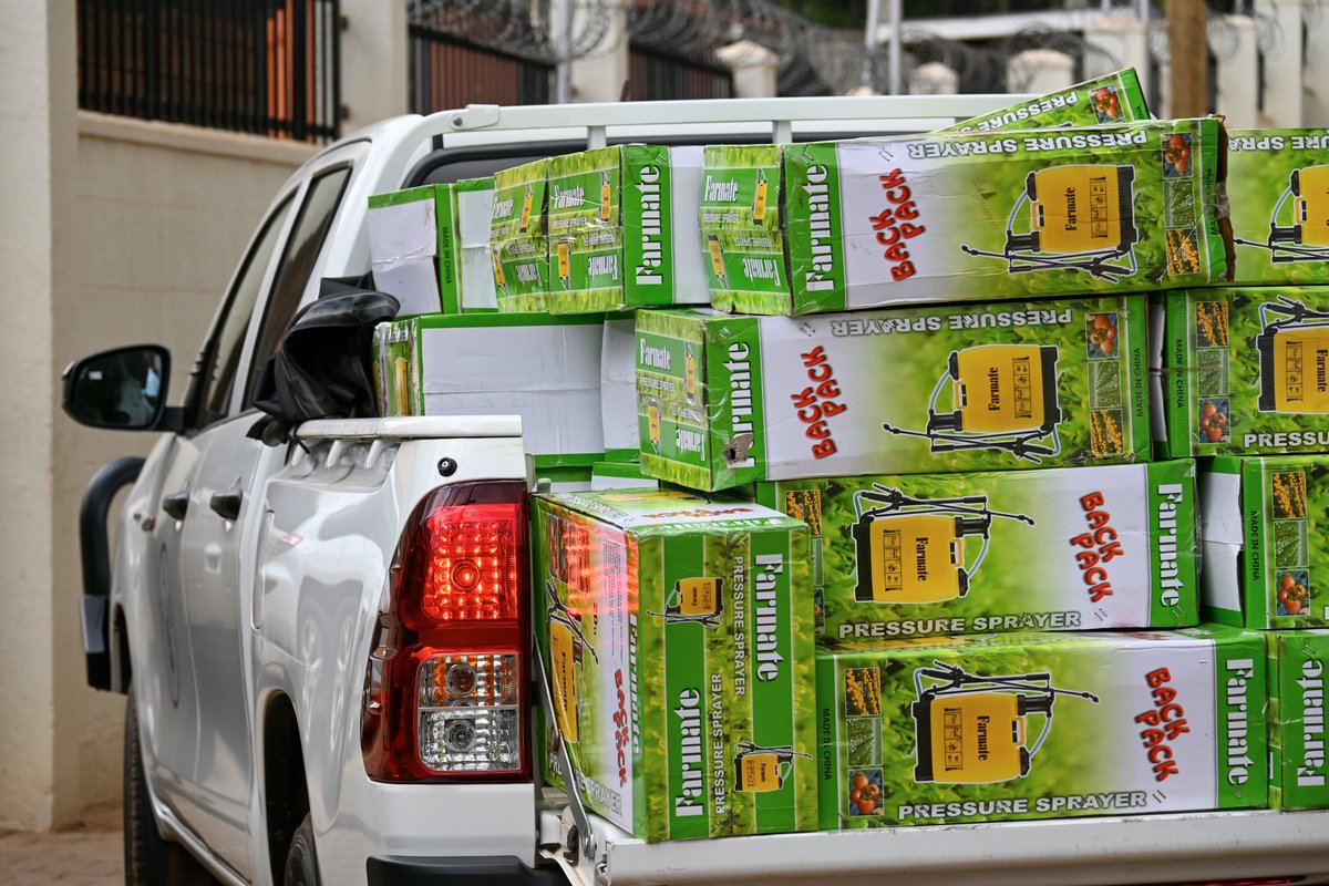 FAOUganda's tweet image. Strengthening response against pest outbreaks😷🐛

@FAO has today handed over supplies, tools &amp;amp; Personal Protective Equipment (PPE) for farmers to @MAAIF_Uganda. The items will be used to demonstrate best #practices for the use of agrochemicals and protection of farmers.