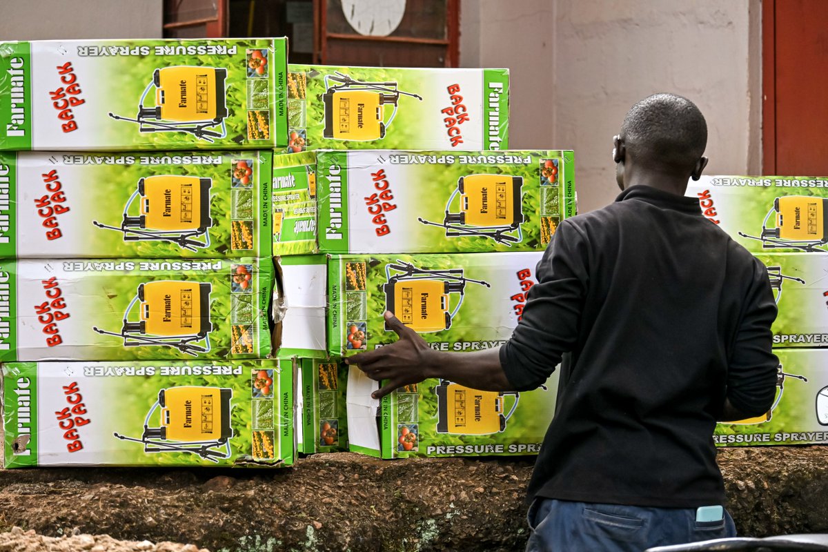 FAOUganda's tweet image. Strengthening response against pest outbreaks😷🐛

@FAO has today handed over supplies, tools &amp;amp; Personal Protective Equipment (PPE) for farmers to @MAAIF_Uganda. The items will be used to demonstrate best #practices for the use of agrochemicals and protection of farmers.