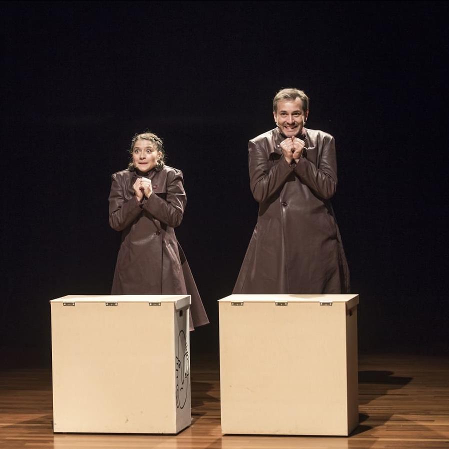 CulturaVLL_'s tweet photo. 'Lucila, luces de Gabriela' acerca a la primera mujer iberoamericana en recibir el premio Nobel de Literatura a un público joven✒️

Disfruta de la obra de SCNAFAMILIAR de @TeatrodeOcasion y @Teloncillo en el @LavaVLL

🗓️19 de octubre

🕒18:30h

🎟️Entradas: https://t.co/Tq4Zkca4BY https://t.co/CiakbrfNQg