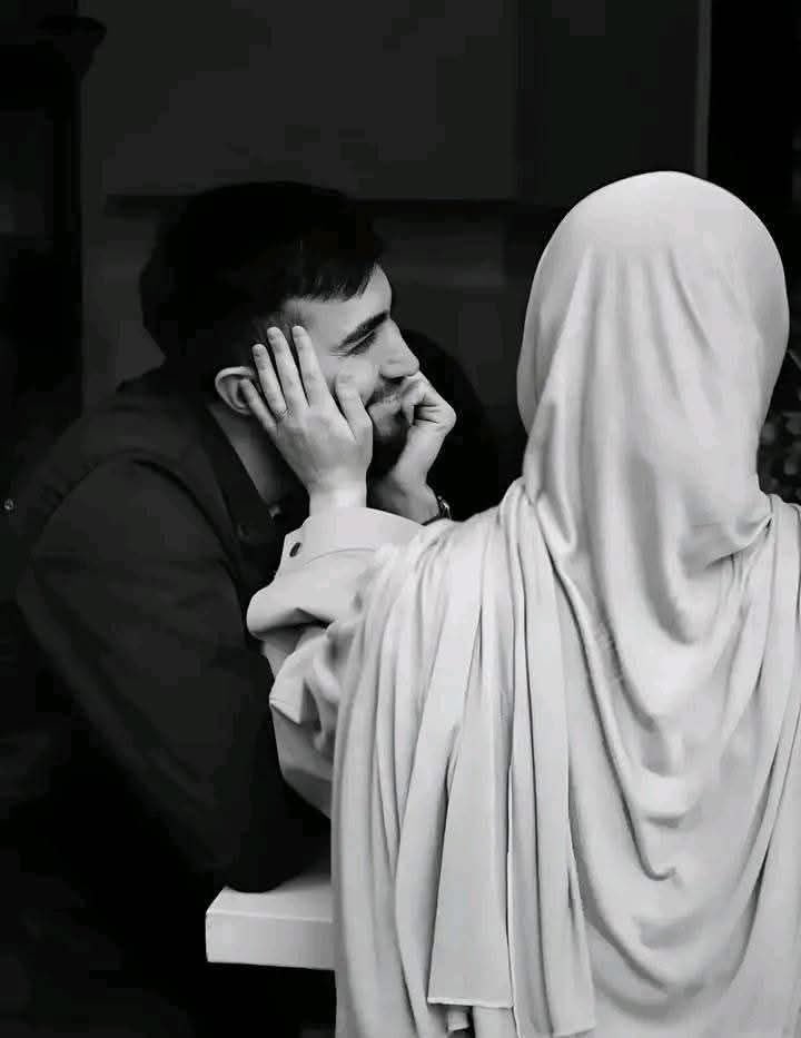❤️‍🩹أما أخبرتك عيناك أني أهوى حديثك حينما تتكلم 
وأن في نبضي اشتياقا دائما لصدى حروفك كلما تترنم 
وأود تقبيل الحروف لأنها من ثغرك الفتان حين يبتسم ...❤
#كلام_في_الحب 
#بشير_الخير🦋🦋💔