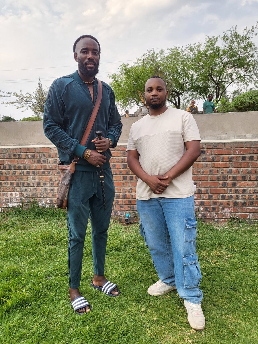 uMsaphazi x Chief Dakamela! Uyazi I had a wonderful chat lo Chief, what a great and humble soul👏🧡. I had a one on one laye sathi ukuxoxa kancane his last words esehamba were

"Hayi Mafana sizakubona usu perfoma e stage e Nkayi"