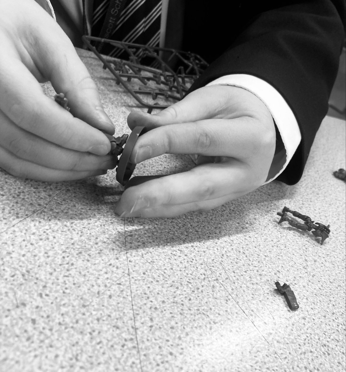 Dempsey_art's tweet image. More #Warhammer figure building today alongside the D&amp;amp;D fans in K207 today @KelmscottSchool