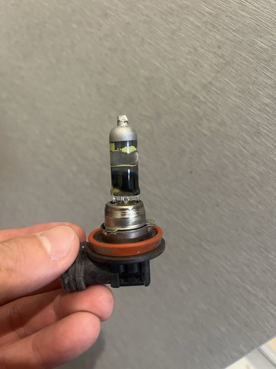 96neko_impact's tweet photo. ユニットはレンズ白濁と少しのコゲ跡、中の反射板が溶けてる？
電球はこれでもフィラメントが生きてるのが不思議、さすがIPF
俺の使い方が悪かったけど年数を考えると大往生 https://t.co/vrxffAGTdq