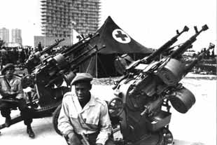 14 de octubre de 1962 comenzaba la crisis de los misiles en Cuba, que generó una fuerte controversia entre EE.UU y la Unión Soviética y acercó el mundo a una guerra.Fué la primera vez en que la humanidad se vio al borde de la guerra nuclear.