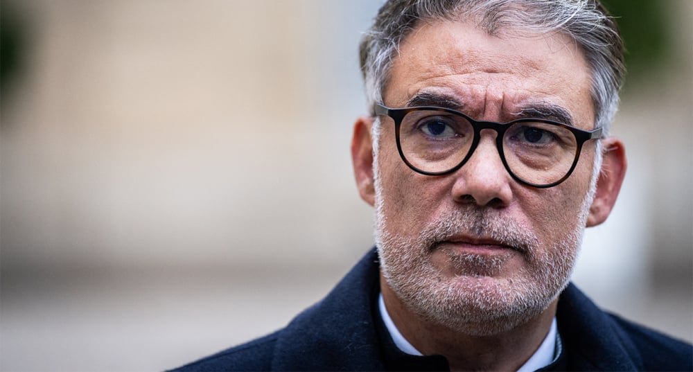 LucBroussy's tweet photo. À quelques minutes de sa déclaration de politique générale, @SebLecornu connaît désormais les données de l’équation : 

•⁠  sans l’annonce de la suspension immédiate et complète de la réforme des retraites (mesure d’âge et durée de cotisation)

•⁠  ⁠sans un débat parlementaire qui ne fasse pas appel au 49.3 

• et sans la confirmation de l’assouplissement de la trajectoire financière,

🎯 les Socialistes voteront la censure. 

Telle est la conclusion (quasi) unanime, tous courants confondus, du Bureau National du @partisocialiste