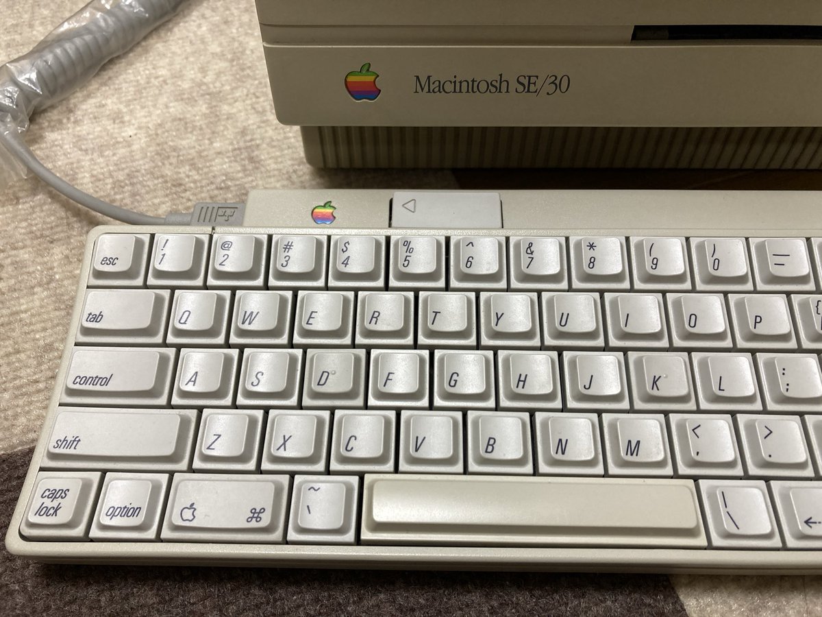 #MI68 にてすごく綺麗な MacPlus を触って、ちょっと羨ましく思ったり。自宅に戻って早々に1年近く放置してたSE/30を動かして精神を安定させました（笑）。#turbo040 は健在だけど、アナログボードが老朽化してて画面がピクピク揺れます。大事にしてるけどそろそろ限界かな。 #68kMacintosh #Daystar