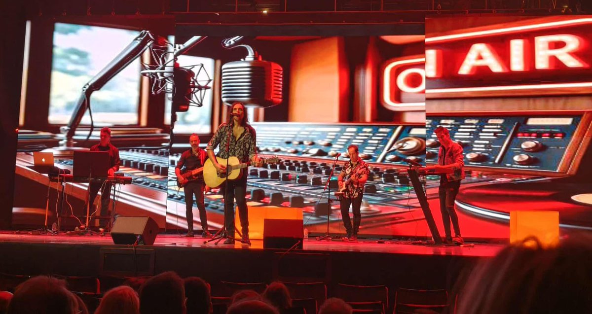 Este es el pedazo escenario que llevamos en La Noche de los 80 en <a href="/TeatroCapitol_/">Teatro Capitol Madrid</a> Todos los sábados a las 23:00 hs 

Entradas aquí!! 

capitolgranvia.com/es/espectaculo…