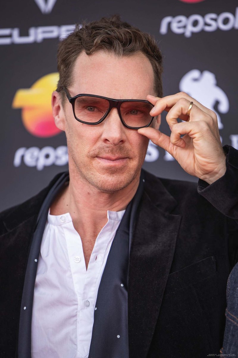 cumberbatchcom's tweet photo. [GALLERY UPDATE] Benedict Cumberbatch attends 'The Thing with Feathers' screening at the 58th Sitges Film Festival

https://t.co/GzfPEK6gbi https://t.co/R74bTniUDD