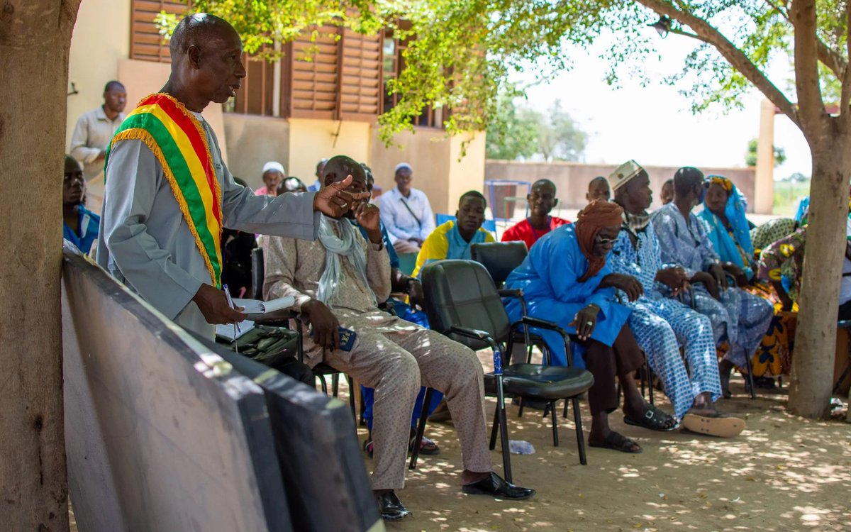 SahelSansEx's tweet image. Dans le Sahel, donner la parole aux jeunes pour combattre stéréotypes et préjugés, c’est bâtir une société plus unie et forte face à l’extrémisme. Souvenons-nous : les extrémistes exploitent la jeunesse et ses difficultés.