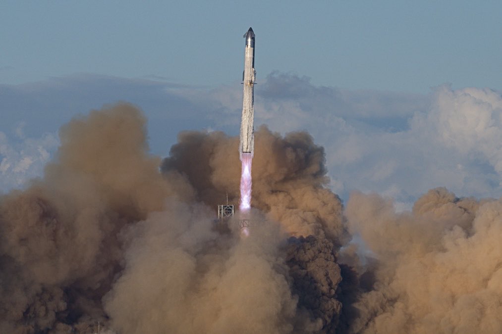johnkrausphotos's tweet image. The V1 and V2 era of Starship has concluded after a largely successful 2.5-year run, defined by iterative development through progress, setbacks, and triumphs.
In this timeframe, SpaceX has:
- Demonstrated ten straight reliable ascents of historyโs most powerful rocket booster,โฆ