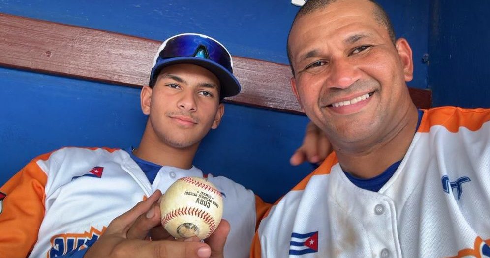 Frederich Cepeda Cruz aguardó, con la serenidad que lo distingue, el momento sublime de jugar junto a su hijo en el terreno de los Gallos, donde ahora hacen historia
#LecturaRecomendada #SanctiSpíritusEnMarcha 
escambray.cu/?p=373789