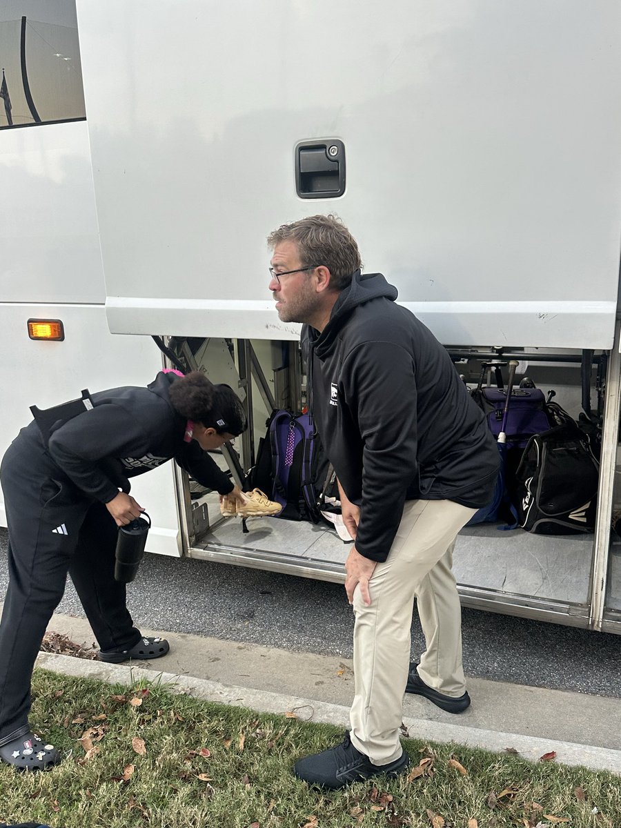 DuluthSoftball's tweet image. The queens of the diamond are on the road to Augusta for State Playoffs. Good luck to our fave Cats. 
Thx @duluth_wildcats AD Chris Hall for helping load the bus. 
#playhard
#leaveitallonthefield