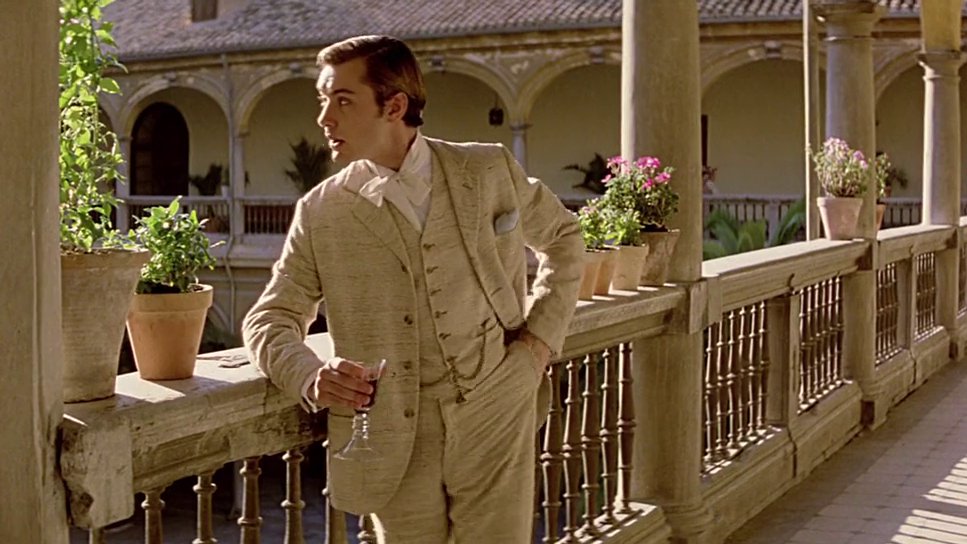 1997. Un joven (y aún desconocido) Jude Law viene a #Granada para rodar escenas de una película biográfiica sobre Oscar Wilde. Pronto se haría muy famoso por 'The Talented Mr. Ripley' de Minghella ¿Recuerdas las bellas localizaciones granadinas? 💚
👉youtube.com/watch?v=HdWFKG…
