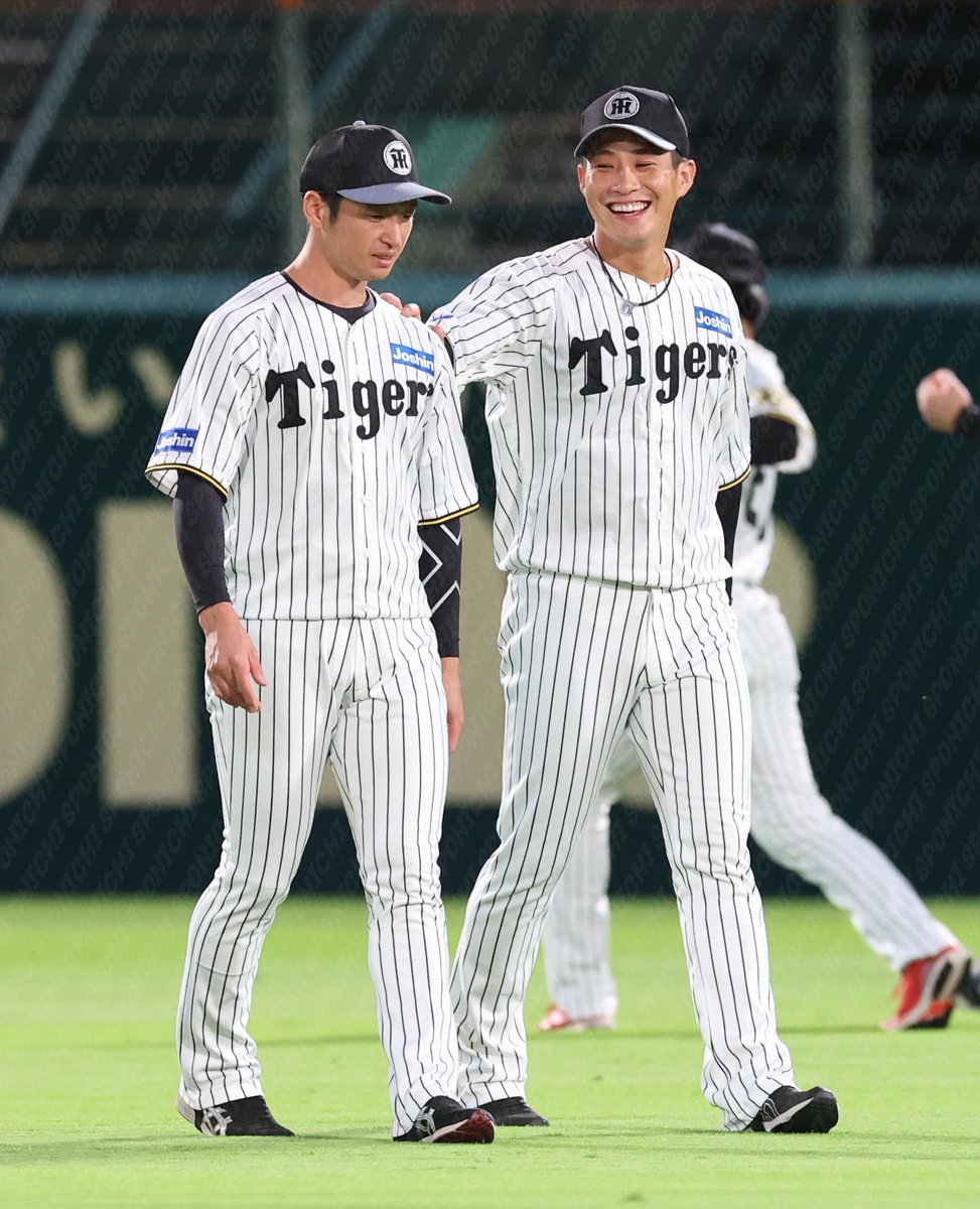 Sponichi_Tphoto's tweet photo. #近本光司　選手の肩に笑顔で手を置く　#木浪聖也　選手 https://t.co/g3Q8DLF0th