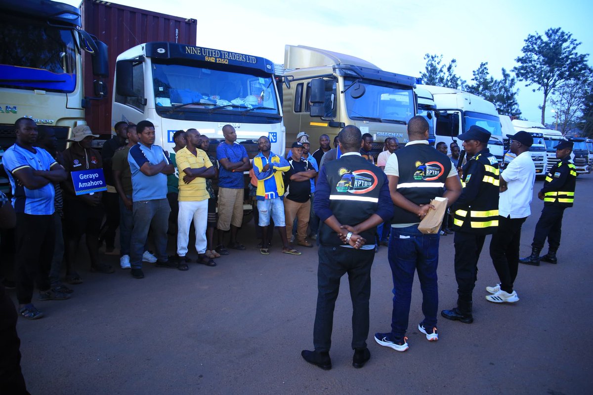 rptdu's tweet photo. Police ishami rishizwe umutekano wo mumuhanda kubufatanye na RPTDU muri gahunda ya #gerayoamahoro  baganirije abashoferi bamakamyo baparika rugende harimo nabanyamahanga gahunda ya Gerayo amahoro
#rptdu #gerayoamahoro #Rwandatrafficpolice https://t.co/NAE4jgZzJi