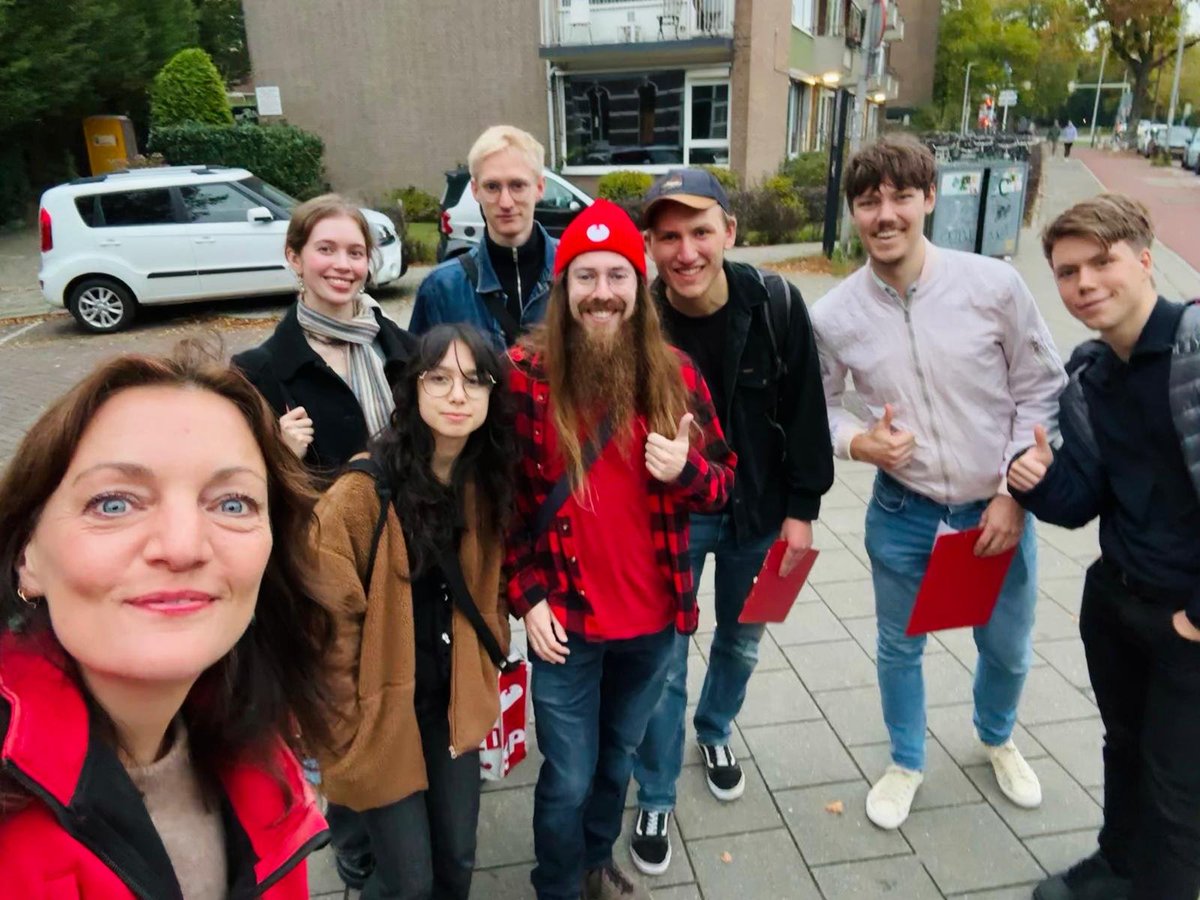 Donderdag gingen wij langs bij studentenhuizen in Nijmegen-Oost om te praten over wonen! Deze keer met een bijzondere gast, namelijk ons Tweede Kamerlid Sandra Beckerman! 

Hoogtijd dat verhuurders verantwoordelijkheid nemen voor goede en betaalbare huisvesting! 🍅

#wonen