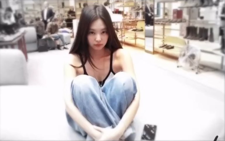 tjruby_'s tweet photo. รูปเบื้องหลังเจนนี่เตรียมตัวเข้าร่วมโชว์ Chanel SS26 นึกว่ารูปพรีเดบิวต์ น่ารักมากจะบ้า หน้าเด็กมากกก https://t.co/vY77GodEjk