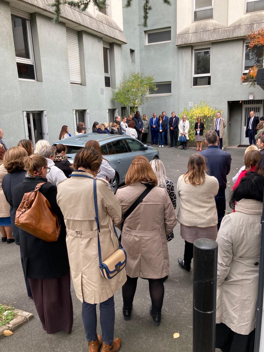 DSDEN du Loiret (@dsden45) on Twitter photo Hommage à Samuel Paty et Dominique Bernard🕊️ 
À la DSDEN du Loiret, nous nous sommes recueillis en l'honneur des professeurs Samuel Paty et Dominique Bernard autour d'une minute de silence. 
Un moment solennel pour honorer leur mémoire. 
<a href="/ac_orleanstours/">Académie d'Orléans-Tours</a> Hommage à Samuel Paty et Dominique Bernard🕊️ 
À la DSDEN du Loiret, nous nous sommes recueillis en l'honneur des professeurs Samuel Paty et Dominique Bernard autour d'une minute de silence. 
Un moment solennel pour honorer leur mémoire. 
<a href="/ac_orleanstours/">Académie d'Orléans-Tours</a>