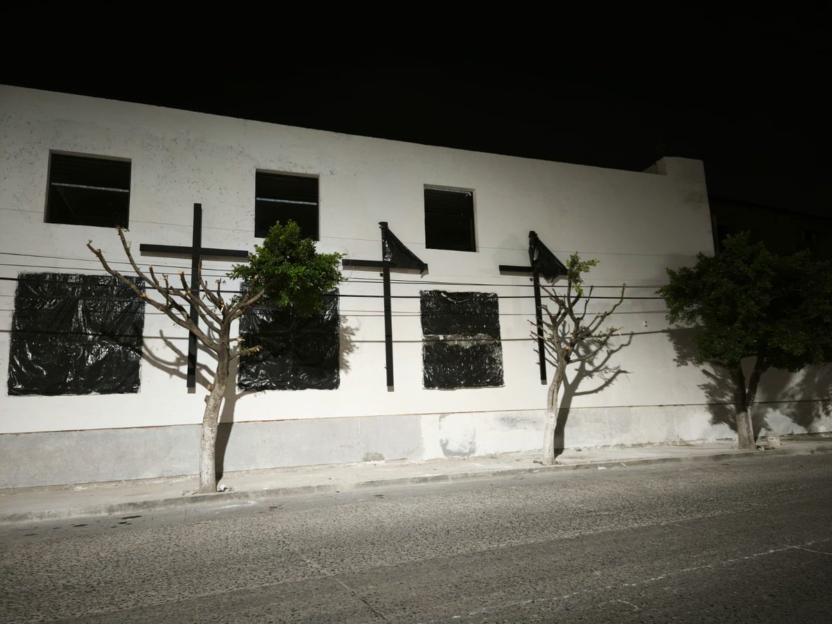 FURAmx's tweet photo. En la parroquia de Av. Alud en Peñitas así dejaron los árboles. Es importante que quienes afectan a los árboles de esa manera sean multados y cumplan con la compensación respectiva. @municipio_leon @ambiente_leon @AleGutierrez_mx #LeónGto #ÁrbolDeCiudad https://t.co/48jRiGRHWs
