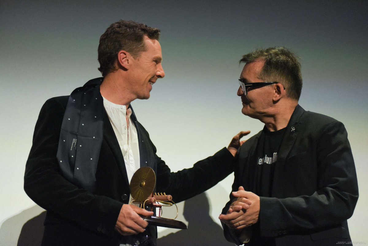 cumberbatchcom's tweet photo. [GALLERY UPDATE] Benedict Cumberbatch Receives The Time Machine Award At The Sitges Film Festival

https://t.co/296W0YPm2N https://t.co/AMKb2uSDWd