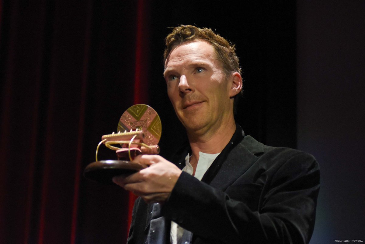 cumberbatchcom's tweet photo. [GALLERY UPDATE] Benedict Cumberbatch Receives The Time Machine Award At The Sitges Film Festival

https://t.co/296W0YPm2N https://t.co/AMKb2uSDWd