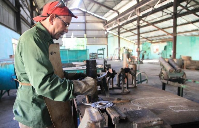 Innovadores de #SanctiSpíritusEnMarcha devuelven vitalidad a combinadas cañeras Case de #Cuba

En la Unidad Empresarial de Base (UEB) Talleres y Desmonte de Sancti Spíritus es donde único se hace este trabajo en Cuba <a href="/DiazCanelB/">Miguel Díaz-Canel Bermúdez</a> <a href="/YdaelB/">Ydael Pérez Brito</a> <a href="/MinagCuba/">Ministerio de la Agricultura de Cuba</a> 

escambray.cu/?p=373817