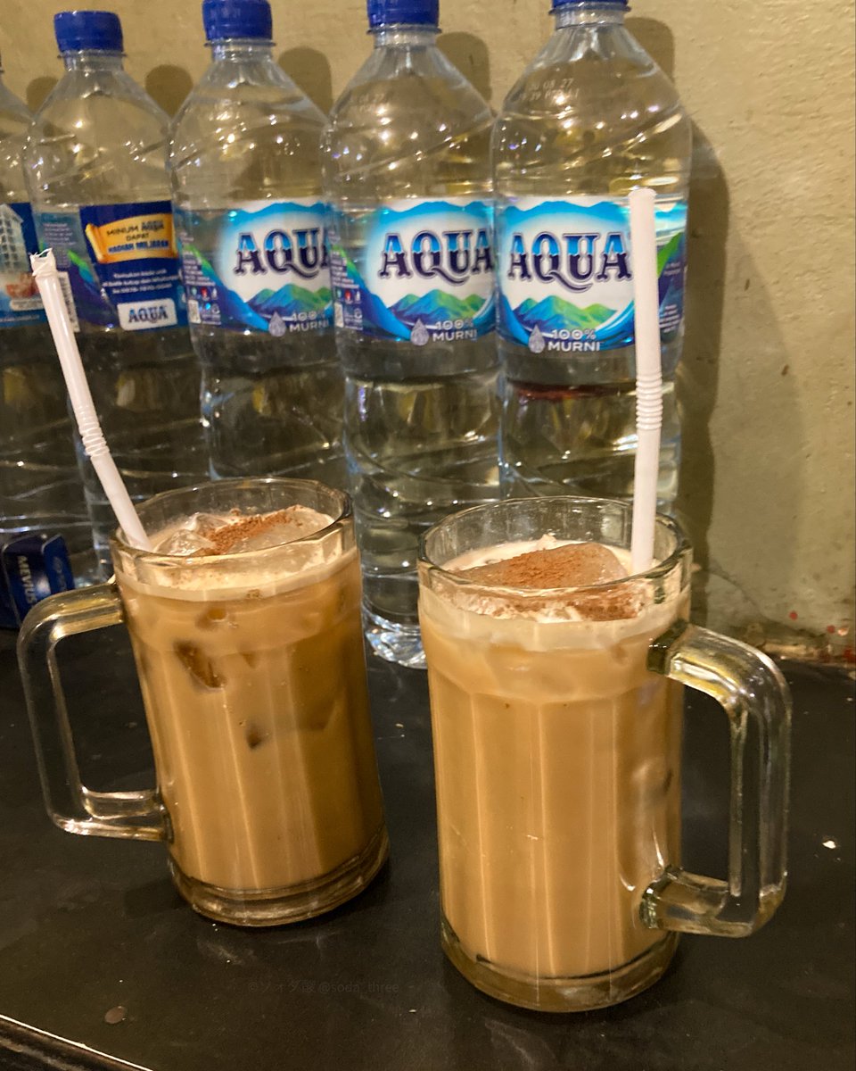 soda_three's tweet photo. 番外編、昔ながらの喫茶店のようなwarkop。古く簡素なお店は、インスタント飲料とスナックがメインメニュー。インスタントでも丁寧に作ってくれる。
電球や扇風機は剥き出しでも、電源・Wi-Fi完備。おしゃべりしたりくつろいだり、プレステ置いてるお店もあったり。駄菓子屋さんのワクワク感に似てる。 https://t.co/BPKpRakQ3S