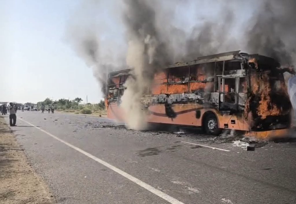 जैसलमेर से जोधपुर आ रही बस में 10-12 लोगों के जिंदा जलने की आशंका जताई जा रही है। बस में 57 सवारियां थीं।

अत्यंत दुखद और दर्दनाक