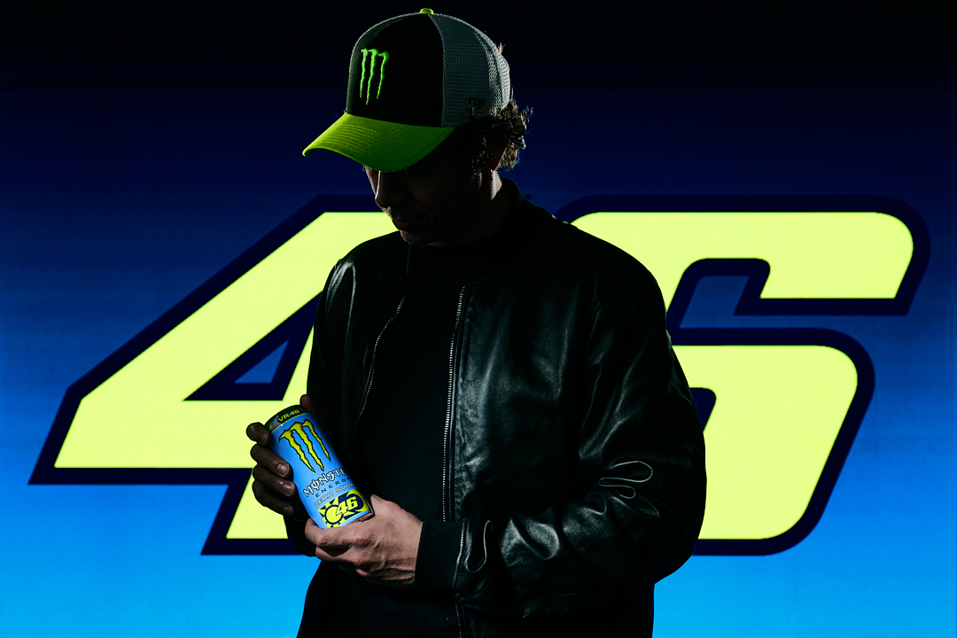 LAUNCH ALERT!!!

The Doctor is back, zero sugar, zelfde legend ⚡️🏍️

We introduceren de nieuwe Valentino Rossi Zero Sugar!!💥 

Koop hem nu!
Meer info?🔽
brnw.ch/21wWBDb
#MonsterEnergy #VR46 #ZeroSugar #UnleashTheBeast