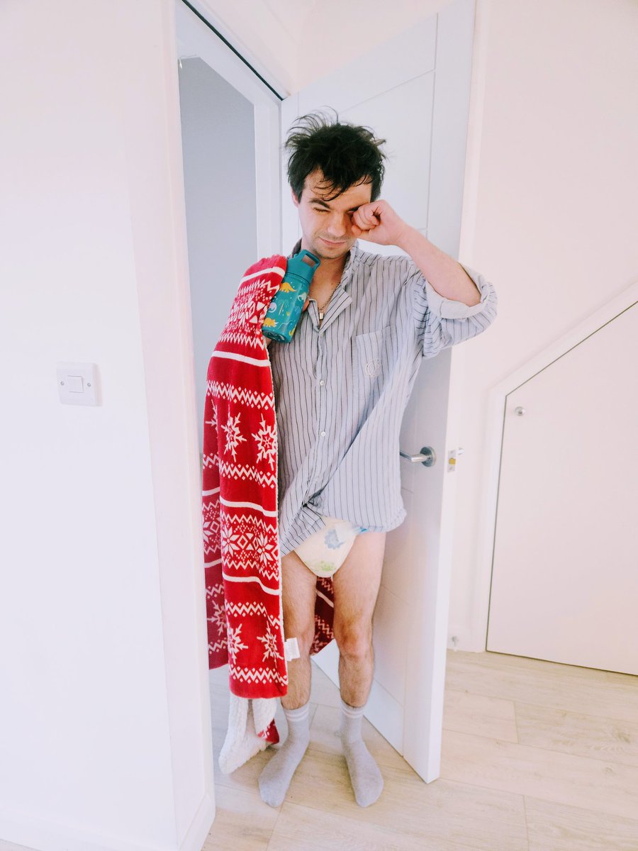 shhhh don't tell daddy i wear his shirts to bed when he's away 
#abdl #diaperboy