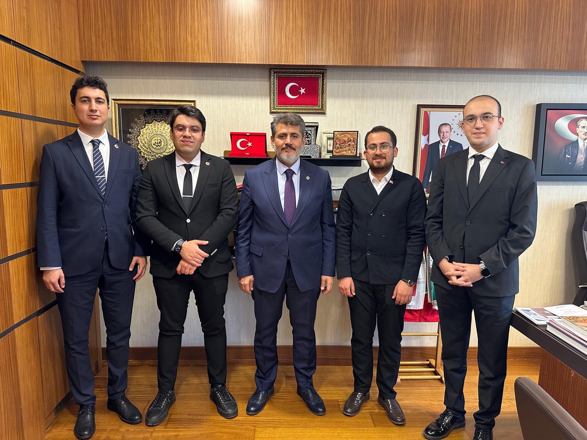 Ankara Hacı Bayram Veli Üniversitesi Siyasal Bilgiler Fakültesi öğrencilerimizi Gazi Meclisimizde misafir ettik. 

Gençlerimiz ülkemizin müreffeh yarınlarının teminatıdır.