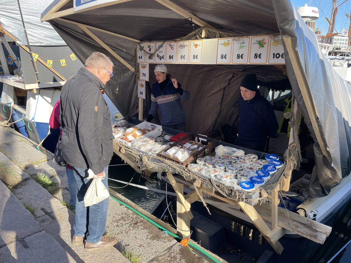 ヘルシンキのマーケット広場では毎年10月初めのニシン市が開かれていました🐟バルト海沿いの群島地域から新鮮なお魚が⚓️✨ムーミンの作者トーベヤンソンの夏でお馴染みのペッリンゲの漁師さん大人気😊#旅レポ #アアルト #フィンランド