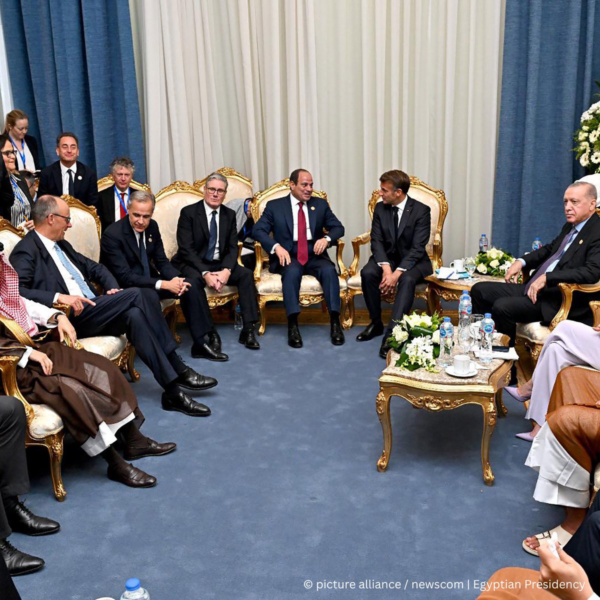 وقال المستشار إن هذا اليوم، رغم السلام، "يظل يوم حزن لكثير من العائلات".

🔷كما أعلنت #ألمانيا أنها ستشارك بفعالية في إعادة الإعمار، وفي إقامة نظام سلام مستقر بين الإسرائيليين والفلسطينيين.