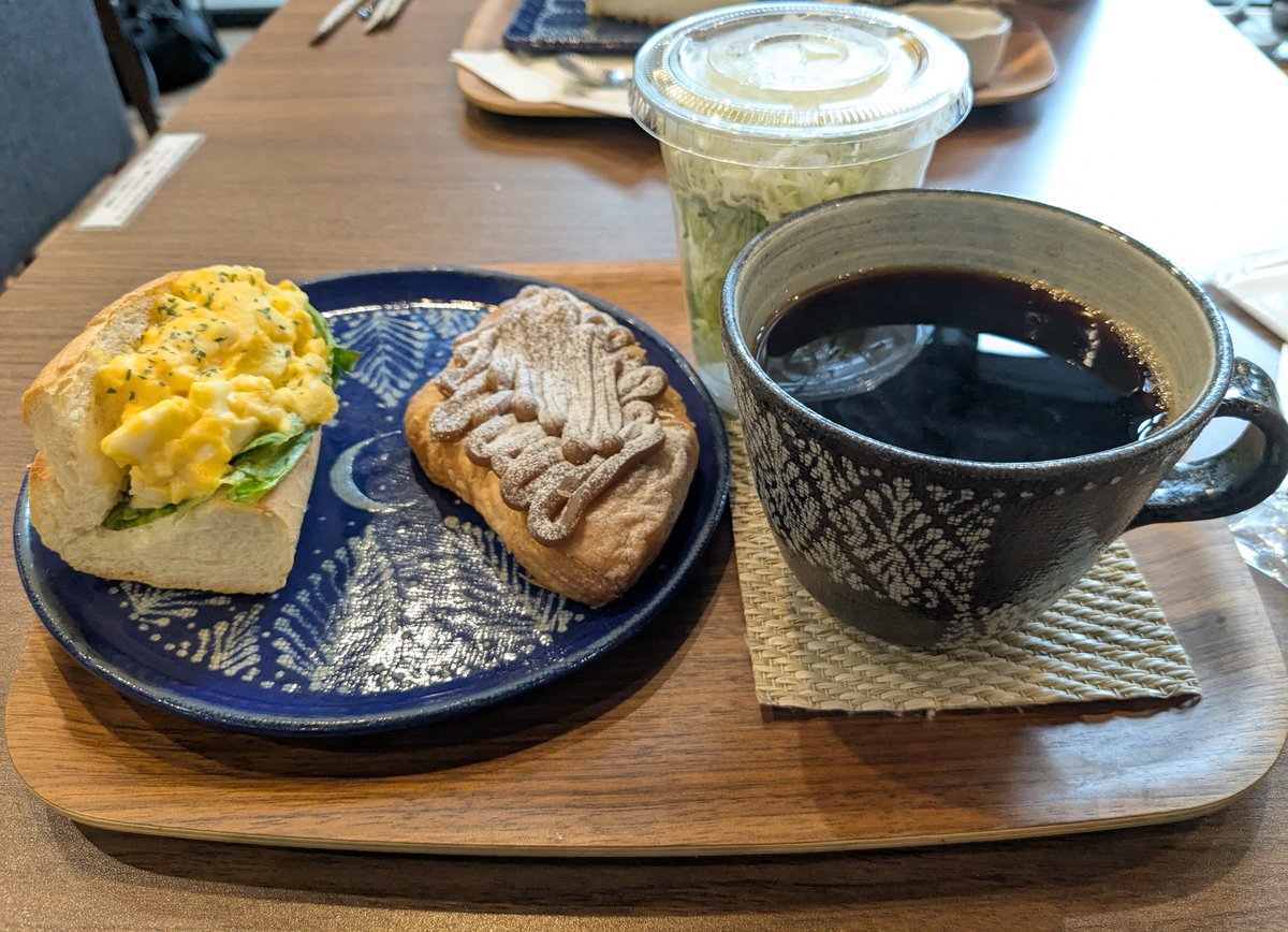 お気に入りのカフェでランチして、コップなどの販売会があったので購入した！
藤本左近さんという陶芸家の作品だった。
月のデザインや青の色が素敵✨