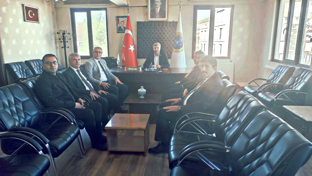 Gercüş ilçesi Kayapınar Beldesini ziyaret eden İl Milli Eğitim Müdürümüz Yaşar Ciğer, Kayapınar Belde Belediye Başkanı Samir Özhan'ı makamında ziyaret etti.

Gerçekleşen ziyarette Başkan Özhan ile bir süre sohbet eden İl Müdürümüz Ciğer, eğitime katkılarından ve nazik