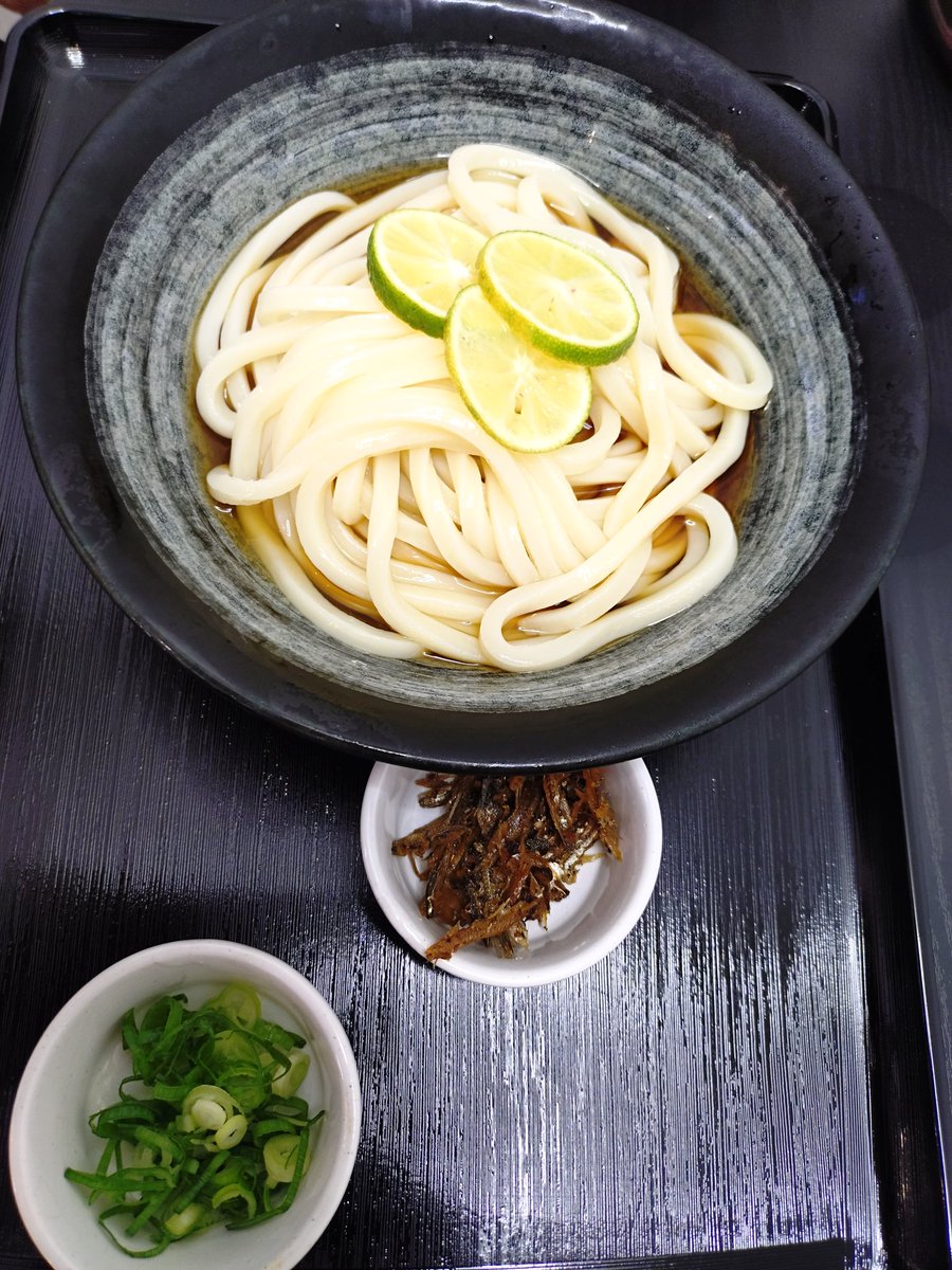 今日のお昼ご飯はすだちうどん。このお店、先週はレモンうどんをやってました。是非、ライム うどんとカボス うどんで コンプリートして欲しいです。