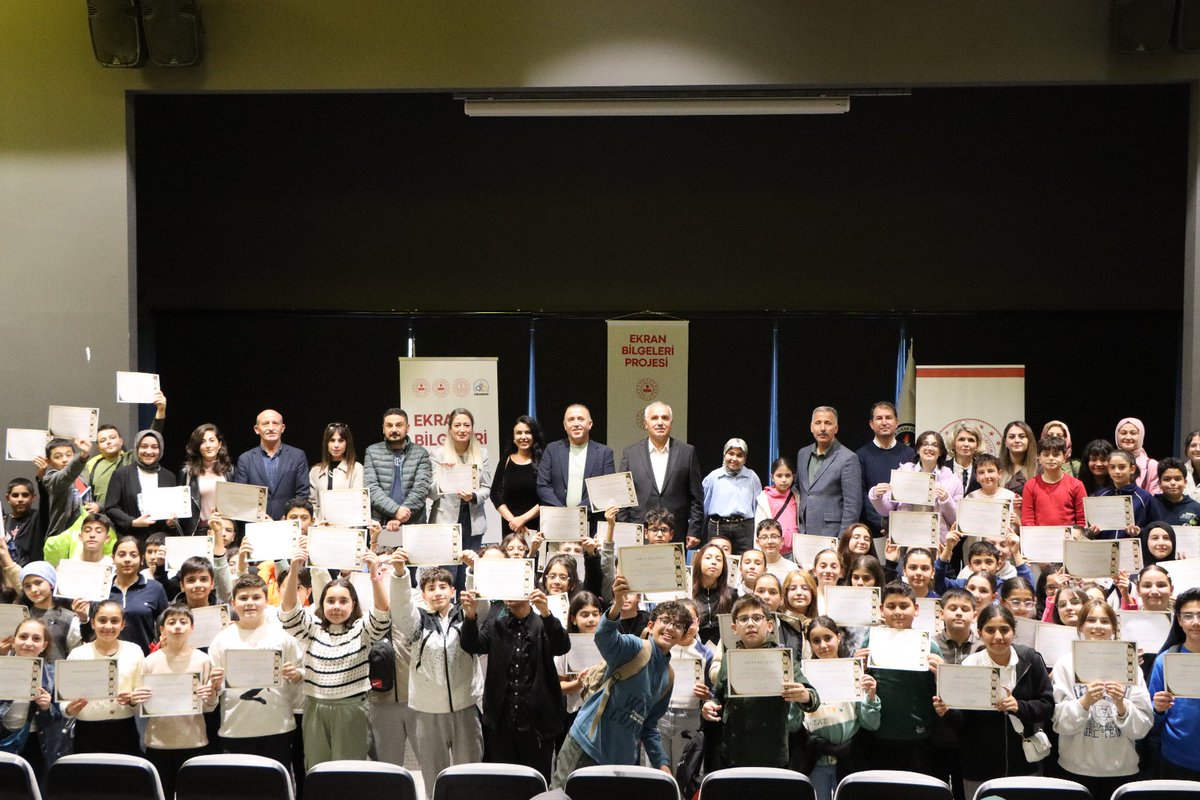 TCSincan's tweet photo. Kaymakamımız Levent Kılıç,İçişleri Bakanlığı Sivil Toplumla İlişkiler Genel Müdürlüğü #PRODES projeleri kapsamında, Dijital Bağımlılıkla Mücadele Derneği ortaklığında yürütülen“Ekran Bilgeleri” Projesi çerçevesinde düzenlenen seminere katıldı.
Devamı⬇️
https://t.co/RzNS5KX1T0 https://t.co/rQZKU2X3QM