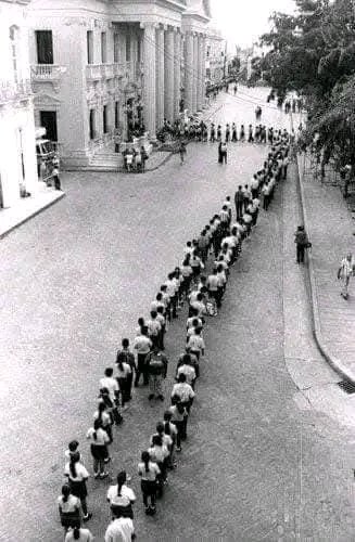 SuselyMorfaG's tweet photo. Un día como hoy la ciudad de SantaClara recibía los restos del Comandante Ernesto CheGuevara y otros combatientes de su destacamento de refuerzo en #Bolivia. 
Nunca antes #VillaClara había vivido una jornada de tanto silencio. https://t.co/7FBolHQVHj