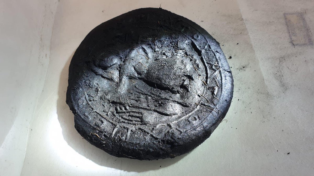 JoyfulTern's tweet photo. Bread from the ancient Byzantine empire was discovered bearing the image of Christ https://t.co/kDeRXuBQn8