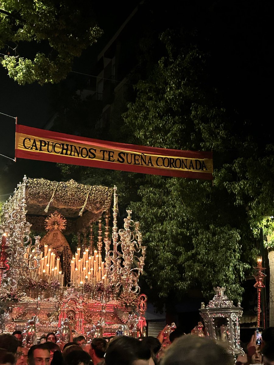 Este Domingo se pedía la coronación de la Virgen en cada rincón de Capuchinos. Estoy a favor de ello, Gran Perdón Coronada y punto.