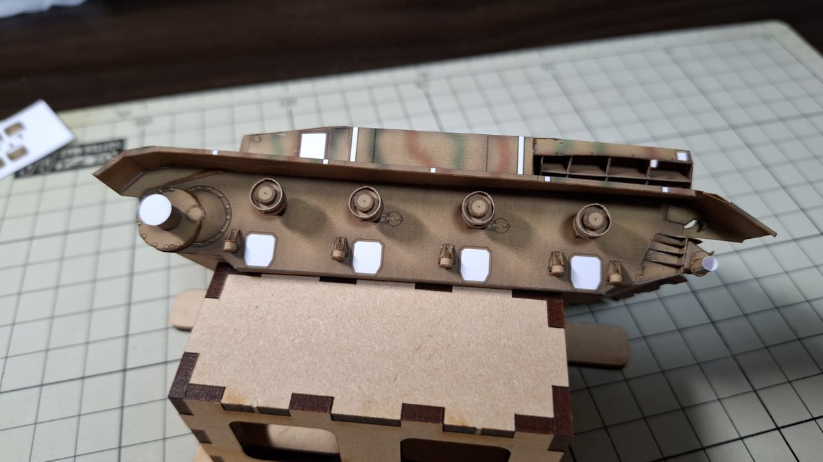 boxStudioPM's tweet photo. Ⅳ号戦車H型 wip#13
足回りのパーツを組み立てました。
H型の支持転輪はゴム製と全金属製がありますがこれは全金属製のほうです。
#ペーパークラフト #papercraft https://t.co/y1If55i05o