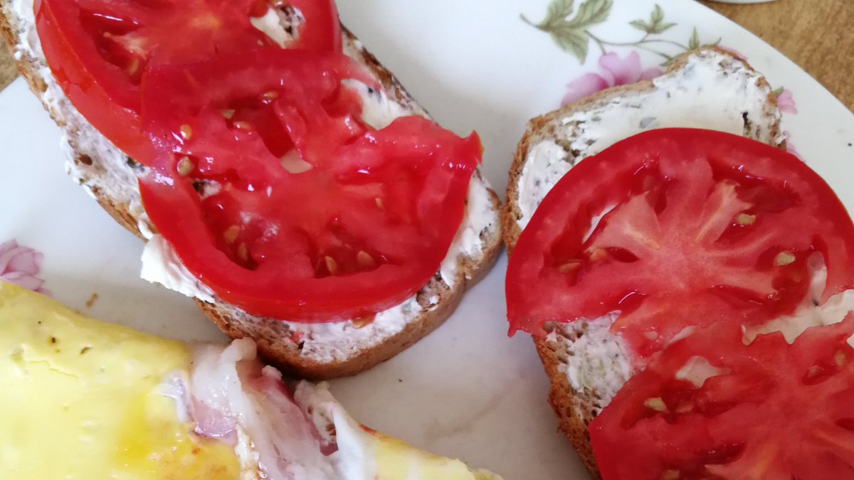 Понимаемо, у нас в Магните они подорожали, теперь 179 руб кг, но у нас регион южный.

Но я пока ловлю остатки осеннего урожая, покупаю в ларечках бурые и красные кривятские по 90 руб кг.