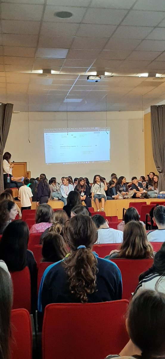 Hoy hemos conocido a los alumnos italianos que han venido a visitarnos dentro del programa Erasmus+. Ha sido una mañana muy productiva y divertida. 
#Erasmus
#MegustamiColeEfiGrao