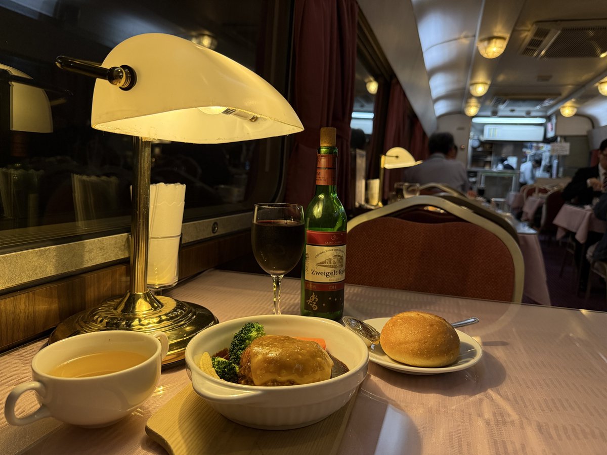 この写真見ると北斗星の食堂車が今も現役で走ってるように見えるw実は東川口のグランシャリオのお店から今回サプライズで特別に当時パブタイムなどで出てきてた丸パンを再現して出してくれたのです！感謝