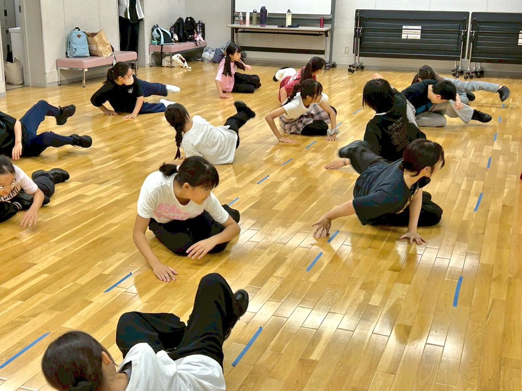 劇団Little★Star-team Spica- (@spicalittle) on Twitter photo 本レッスン以外に、希望者のみのジャズダンスシーンの振り入れも始まりました🎵
こちらは冒頭の場面。
セリフ無しで表現することを目指しています‼️
#劇団littlestar #劇団リトルスター
#鳳 #堺市西区 #堺市
#7人のアリス2026 本レッスン以外に、希望者のみのジャズダンスシーンの振り入れも始まりました🎵
こちらは冒頭の場面。
セリフ無しで表現することを目指しています‼️
#劇団littlestar #劇団リトルスター
#鳳 #堺市西区 #堺市
#7人のアリス2026