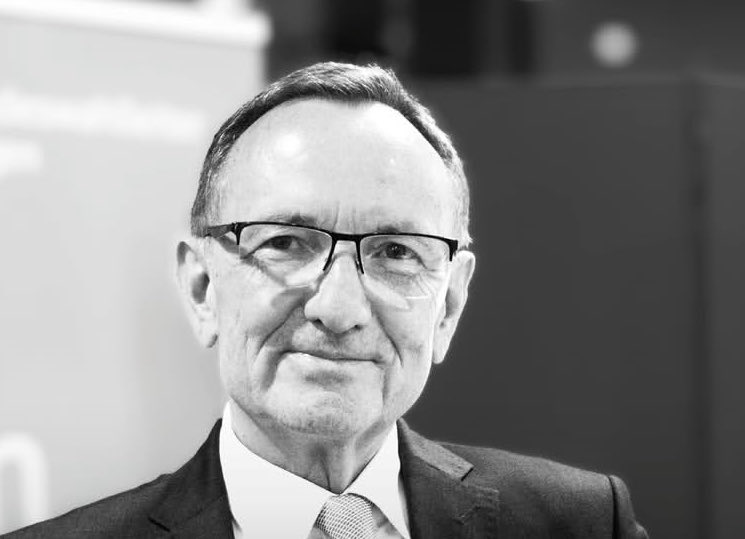Holger Poppenhäger hat uns verlassen. Viel zu früh und völlig überraschend. Ich bin unendlich traurig. Seine ruhige und warme Ausstrahlung werde ich nicht vergessen. Ein „feiner Kerl“, unglaublich loyal, immer ansprechbar, klar und reflektiert. RIP, lieber Holger. <a href="/SPDThueringen/">SPD Thüringen</a>