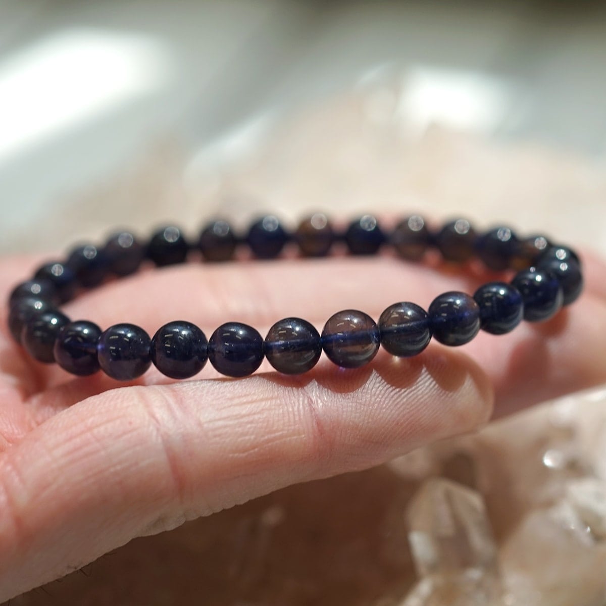 ★商品紹介★アイオライトブレスレット★
自分らしさや目標が決まれば人生は楽しく苦しいことなく努力していけます。
このアイオライトは、夢や目標自分らしさをまだ見つけられない人に人生の羅針盤の役目を果たすと言われています。

forestblue.jp/modern/9.3/581…

#天然石 #パワーストーン #アイオライト